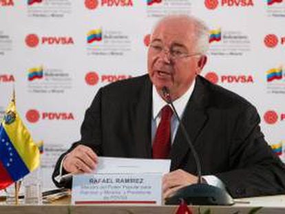 El ministro de Energía y Petróleo y presidente de Petróleos de Venezuela (PDVSA), Rafael Ramírez, habla tras una reunión con Alexander Muranov (fuera de cuadro), vicepresidente de la junta de Gazprombank de Rusia, en Caracas (Venezuela).