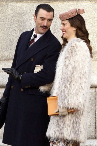 Javier Rey y Blanca Suárez, durante el rodaje de la serie 'Lo que escondían sus ojos', en enero de 2016.