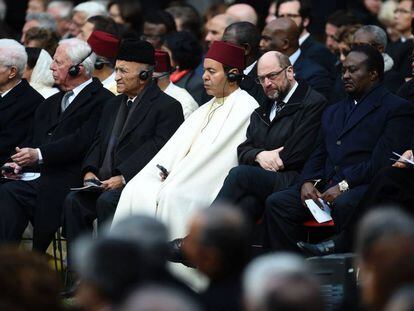 El hermano del rey Mohamed VI, el príncipe Mulay Rachid (de blanco, centro de la foto), durante el funeral por Mário Soares en Lisboa.