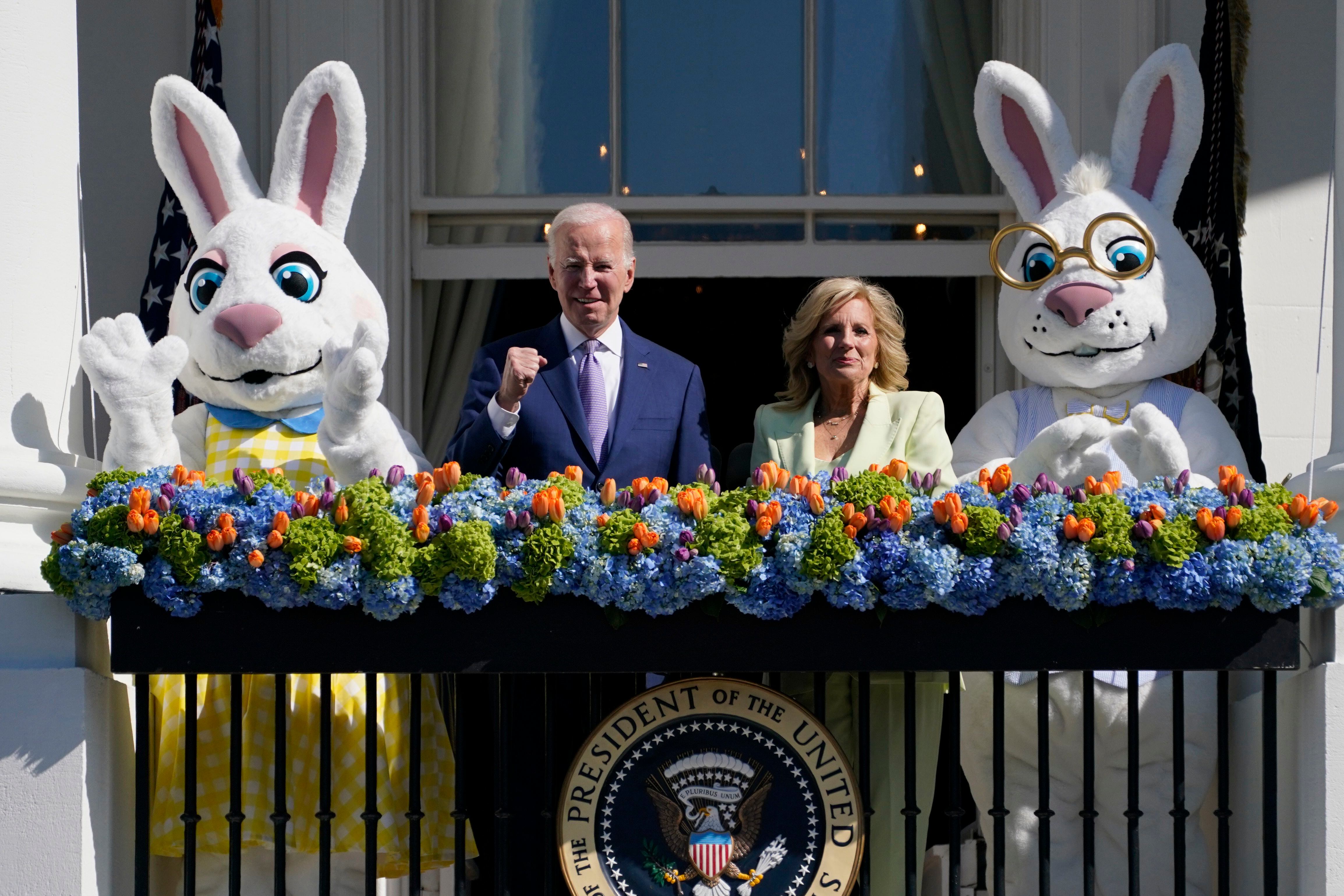 Joe Biden y su esposa, Jill Biden, en el balcón de la Casa Blanca durante la fiesta de los huevos de Pascua, este lunes.