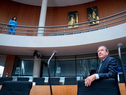 El excanciller alemán Gerhard Schröder, antes de comparecer en una comisión del Parlamento alemán sobre el Nord Stream 2, en febrero pasado. Arriba a la izquierda, su esposa, Soyeon Schroeder-Kim.