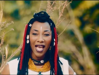 En su nuevo sencillo, Fatoumata Diawara canta contra las guerras.