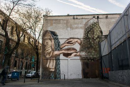 'Reciprocity', mural de la artista urbana argentina Hyuro en la calle de Embajadores de Madrid
