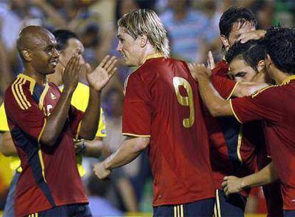 Senna, Torres, Capdevila, Cesc, el autor, y Xavi (de izquierda a derecha) festejan el primer gol de España.