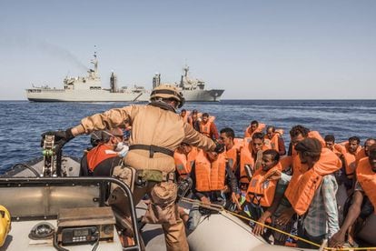 Rescate de migrantes cerca de Libia por parte del buque Cantabria.
