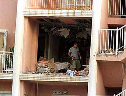 Un agente judicial inspecciona el apartamento donde estalló la bomba que manipulaba la etarra muerta.
