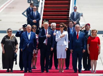 El presidente Trump y la primera dama, Melania Trump, escuchan el himno nacional en la ceremonia de bienvenida junto al Primer Ministro israelí, Benjamin Netanyahu, su esposa, Sara, el presidente de Israel, Reuven Rivlin, y su esposa, Nehama.