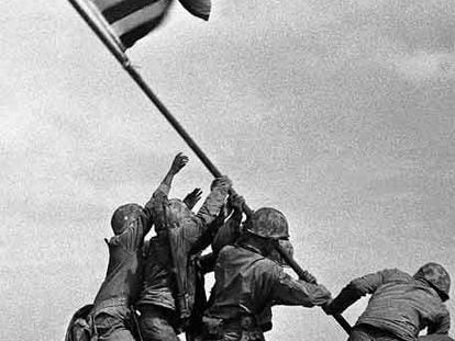 Soldados de EE UU levantan la bandera en Iwo Jima el 23 febrero de 1945.