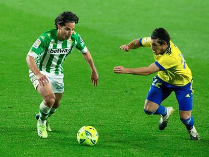 Diego Lainez se marcha de Espino.