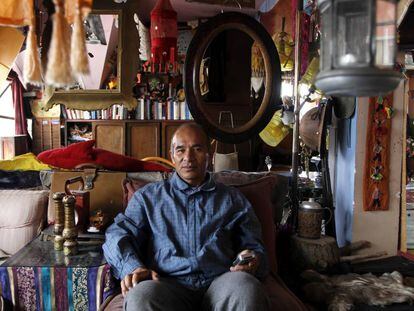 Iván Nogales, en su casa, rodeado de muchos de los artilugios que ha ido recogiendo o comprando en la calles.