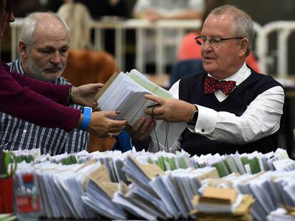Unos ciudadanos cuentan los votos en un colegio electoral de Dublín. CLODAGH KILCOYNE (REUTERS)