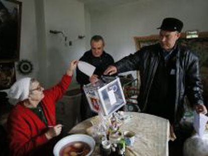 Una ciudadana de Crimea vota en el refer&eacute;ndum