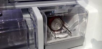 La miniheladera Blast Chiller de LG enfría las latas de bebida en cuatro minutos
