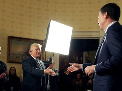 Donald Trump saluda a James Comey en la Casa Blanca este domingo.
