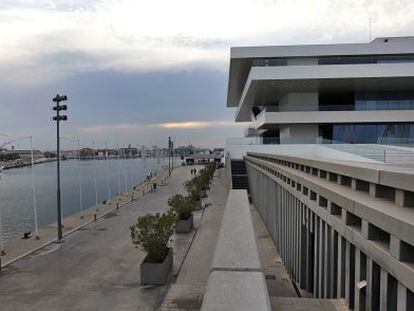 La d&aacute;rsena interior del puerto de Valencia vista desde el edificio Veles e Vents.