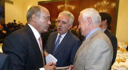 Díaz Ferran, presidente de la CEOE, conversa con Jesús Bárcenas, presidente de Cepyme, y Miguel Martín, presidente de la Asociación Española de la Banca (AEB).