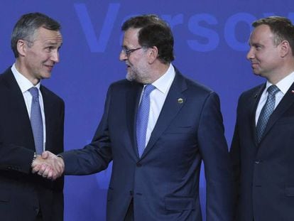 Rajoy, este viernes en Varsovia, saluda al secretario general de la OTAN, Jens Stoltenberg, en presencia del presidente polaco, Andrzej Duda. 