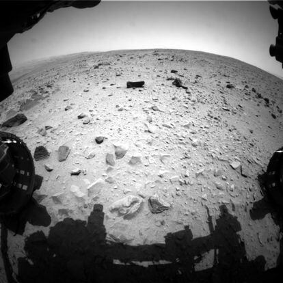 Imagen tomada el 16 de julio de 2013, durante la tarde del día 335 de la misión del 'Curiosity' en Marte. A ambos lados de la fotografía pueden apreciarse porciones de las ruedas delanteras izquierda y derecha del explorador.