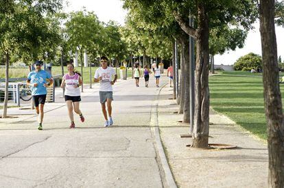 Varias personas en el parque Juan Carlos I de Madrid, en una jornada en la que han remitido las altas temperaturas.