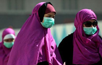 Dos mujeres en La Meca se protegen del coronavirus del MERS con mascarillas