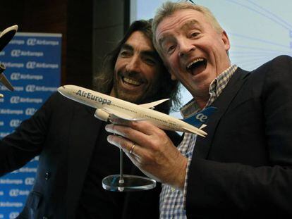 El consejero delegado de Ryanair, Michael O&#039;Leary (derecha), y el consejero ejecutivo de Globalia, Javier Hidalgo, ayer en Madrid.