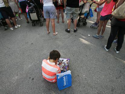 Un niño lee en la Feria del Libro de 2018.