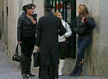 Un sacerdote conversa con varias prostitutas en la calle de la Ballesta.