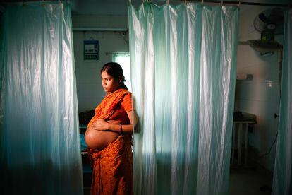 Salima Bibi, de 19 años, en un hospital de Calcuta (India) esperando a dar a luz.