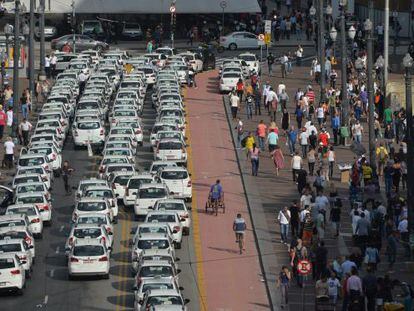 Taxistas paran viaduto del Té para protestar contra Uber.