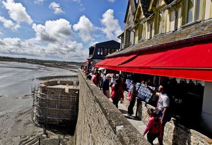 El monte cuenta con decenas de tiendas de 'souvenirs' que hace casi imposible dar más de tres pasos seguidos, pero esto forma parte también del encanto del Mont Saint Michel.