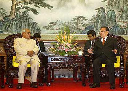 Atal Bihari Vajpayee (izquierda) conversa con Jiang Zemin, presidente de la Comisión Militar china.

AFP