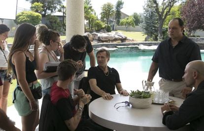 El actor Anton Yakovlev (en el centro), habla con Guillermo Ortega (a su espalda) y con otros miembros del equipo de rodaje de 'Nasdrovia'.