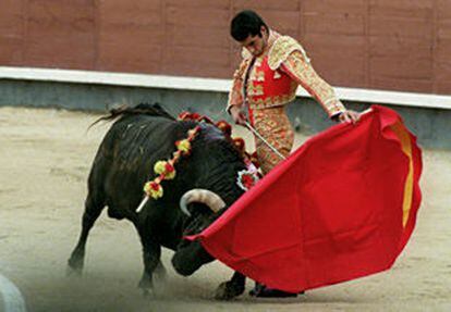 Manuel Caballero, en su primer toro.