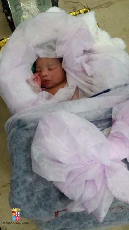 Foto publicada en Twitter por la Marina italiana del bebé que nació a bordo del 'Bettica'.