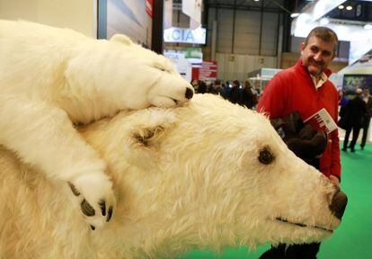 Y en el estand de Finlandia, dos osos polares de peluche tamaño real.