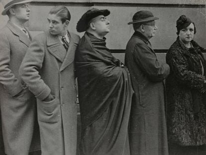 Un grupo de ciudadanos hace cola a la puerta de un colegio electoral en la calle Caspe de Barcelona, el 16 de febrero de 1936, en las elecciones que ganaría el Frente Popular.