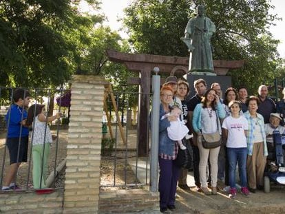 Vecinos de Coria, apellidados Jap&oacute;n, junto a una estatua del samur&aacute;i.