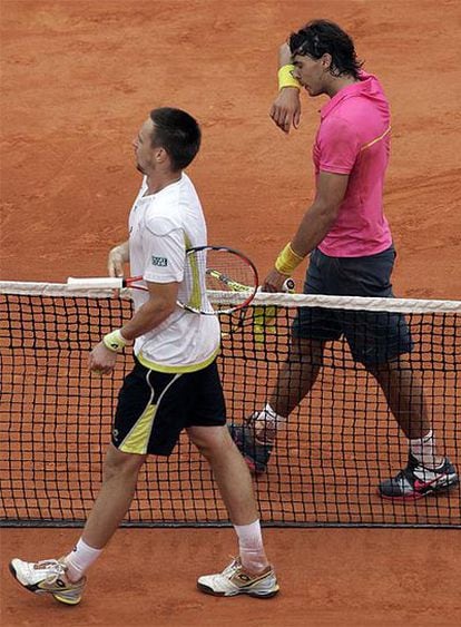 Rafael Nadal (de rosa) y Robin Soderling tras el partido.