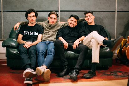 Cuatro jóvenes madrileños forman 'Biela', un grupo con tres canciones que ha despierta la excitación entre los cazatalentos del gremio. MARINA GALA
