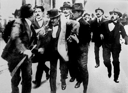 Benito Mussolini es detenido en Roma el 18 de noviembre de 1919.