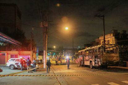 La policía acordona una zona tras el incendio de un bus en Sao Paulo