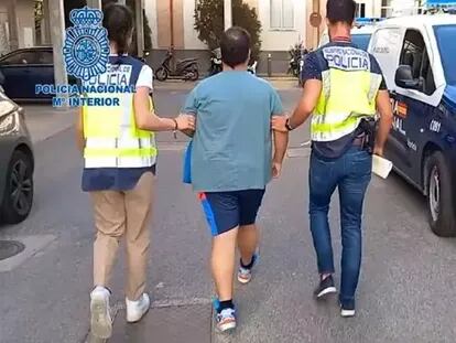 Dos agentes de policía detienen a un entrenador de fútbol por supuesto acoso sexual a menores, en Sevilla. / MINISTERIO DEL INTERIOR