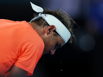 Nadal se dispone a sacar durante el partido contra Mmoh en la Rod Laver de Melbourne.