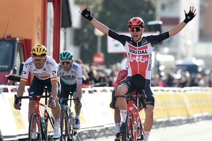Kron, a la derecha, se impone a Luis León en Calella.