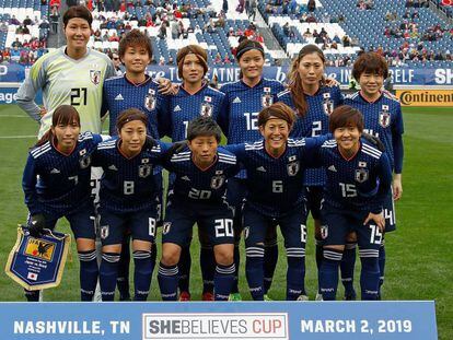 La selección japonesa de fútbol femenino, antes de iniciar un partido. 
 