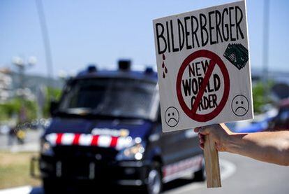 Un cartel de protesta contra la reunión del Grupo Bilderberg, ayer en Sitges (Barcelona).