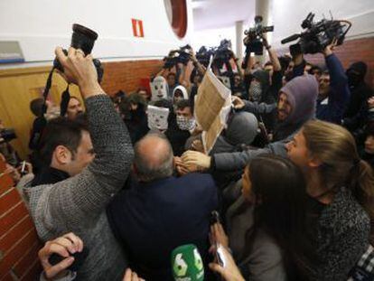 Los manifestantes, con el rostro tapado con caretas, revientan una conferencia universitaria de Felipe González y Juan Luis Cebrián