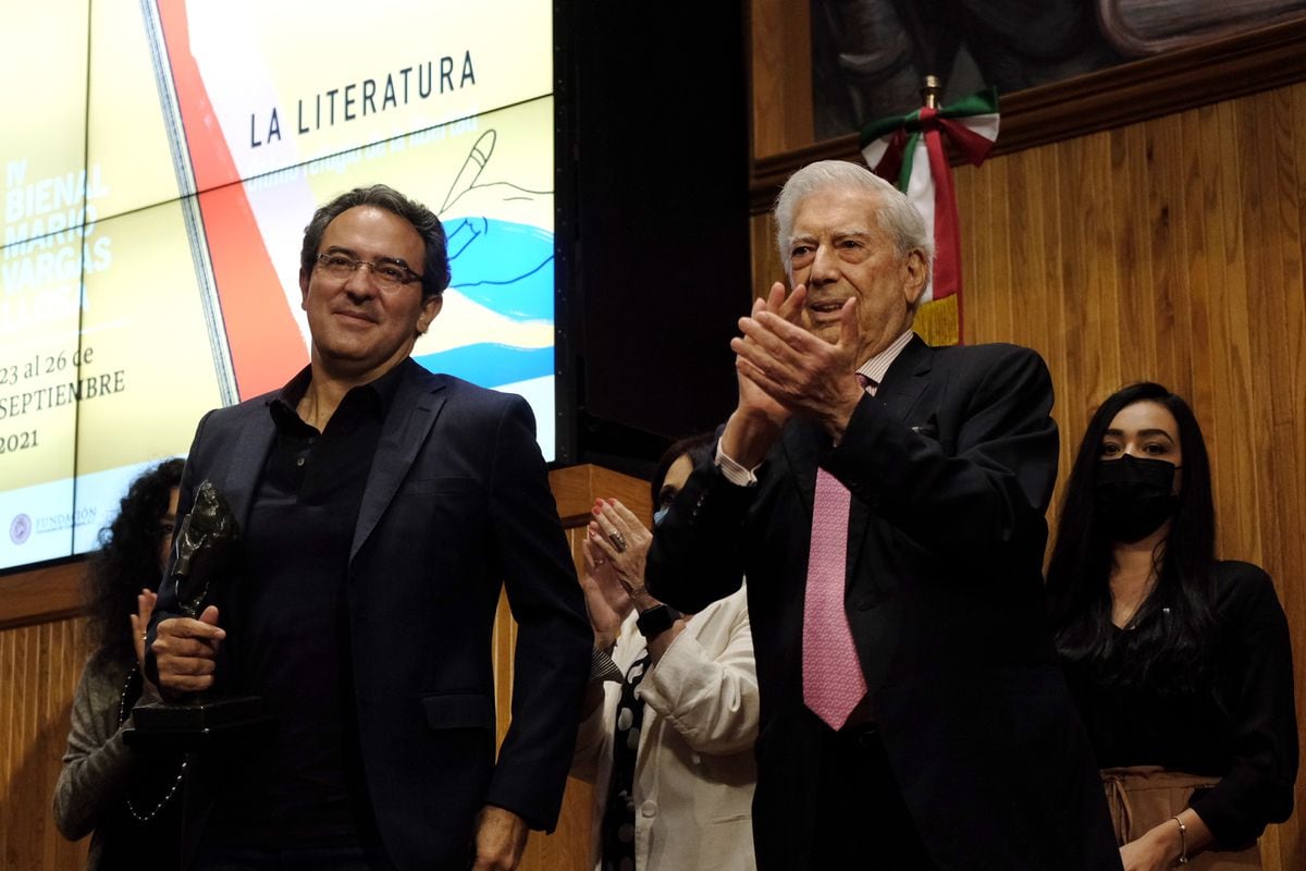El colombiano Juan Gabriel Vásquez gana la Bienal de novela Mario Vargas Llosa