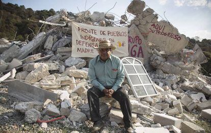 El líder indígena de Xochicuautla sobre los escombros de su casa.