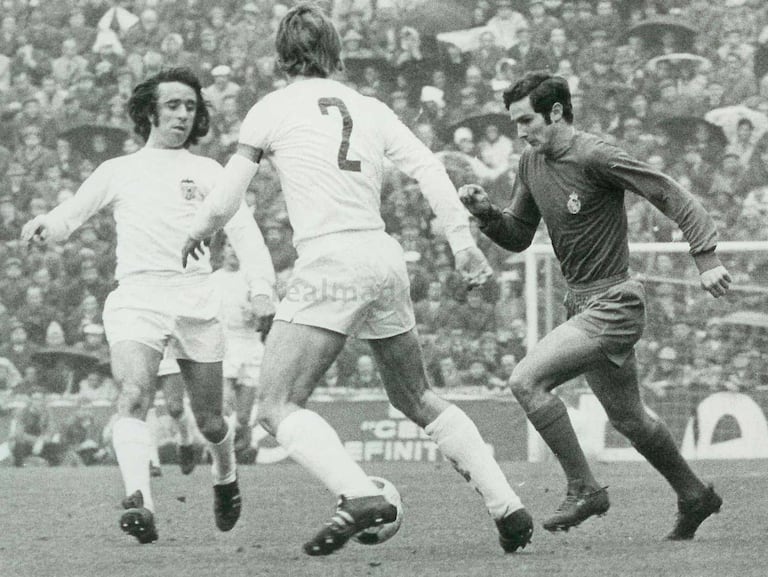 Aguilar conduce el balón ante dos rivales del Valencia durante su etapa en el Real Madrid. / WWW.REALMADRID.COM